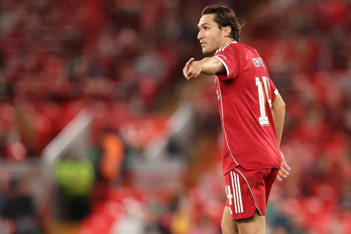 Chiesa indica in campo con indosso la maglia del Liverpool