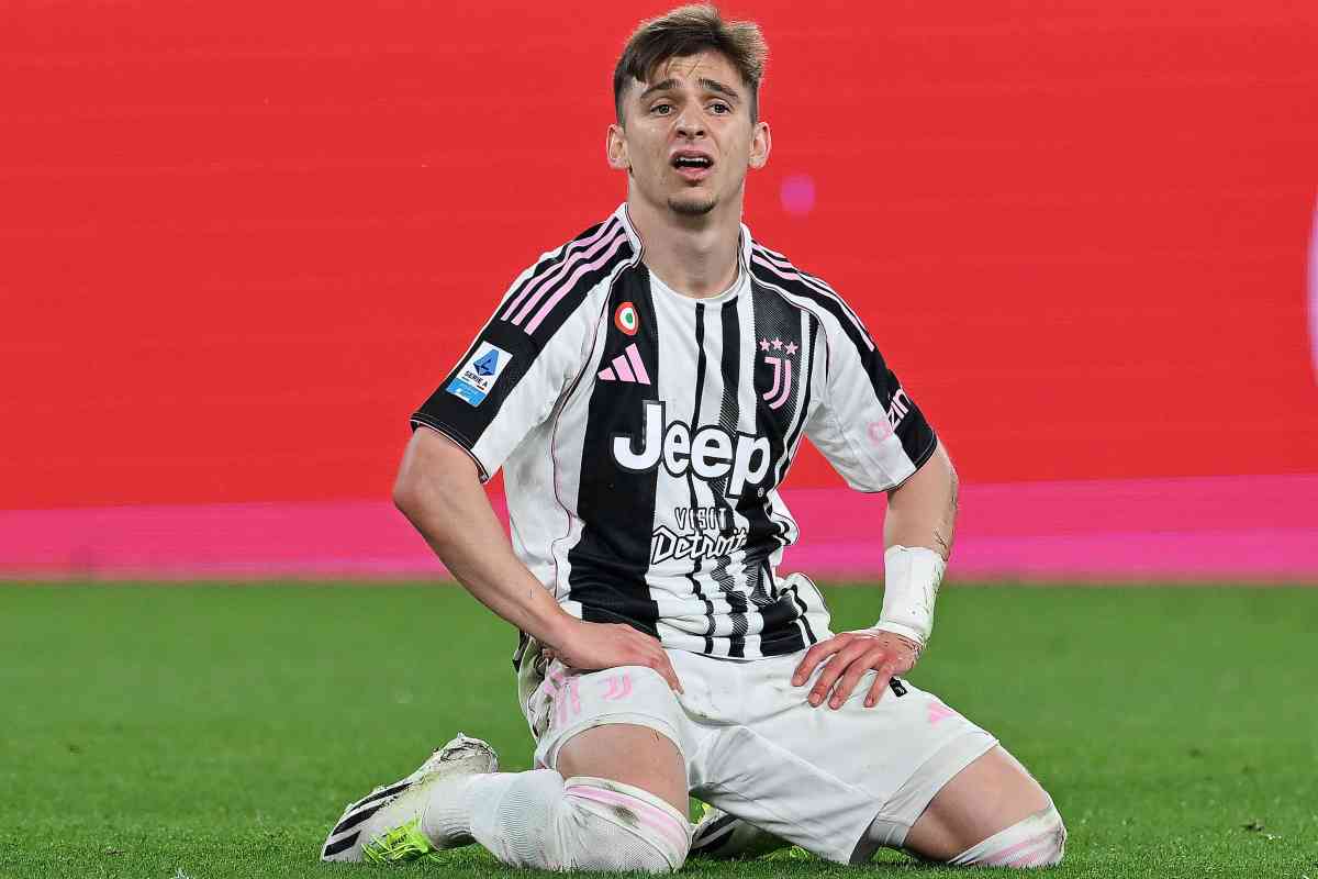 Conceiçao in ginocchio sul terreno di gioco con indosso la maglia della Juventus