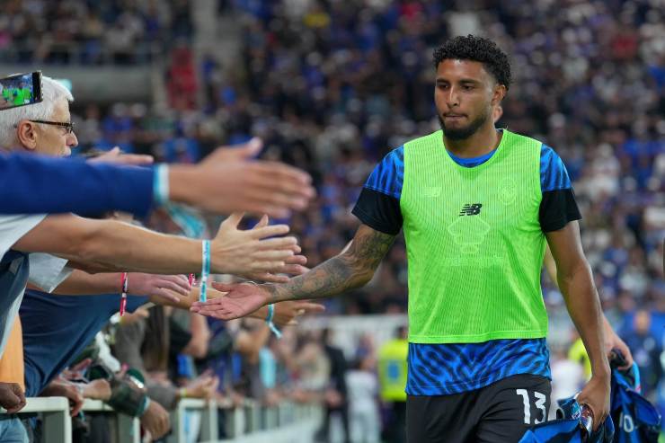 Ederson dà il cinque ai tifosi a bordo campo