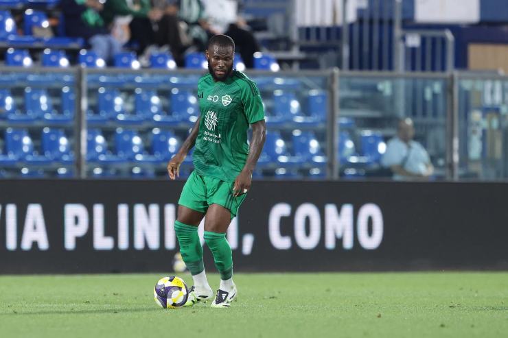 Franck Kessie in azione con la divisa dell'Al Ahli