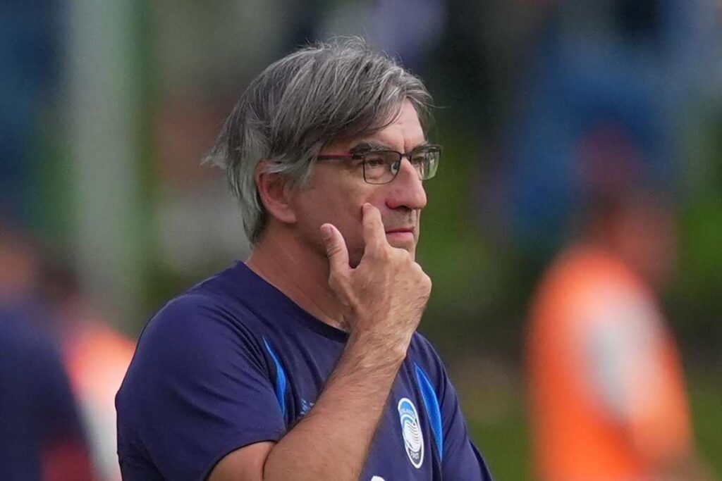 Juric osserva da bordo campo