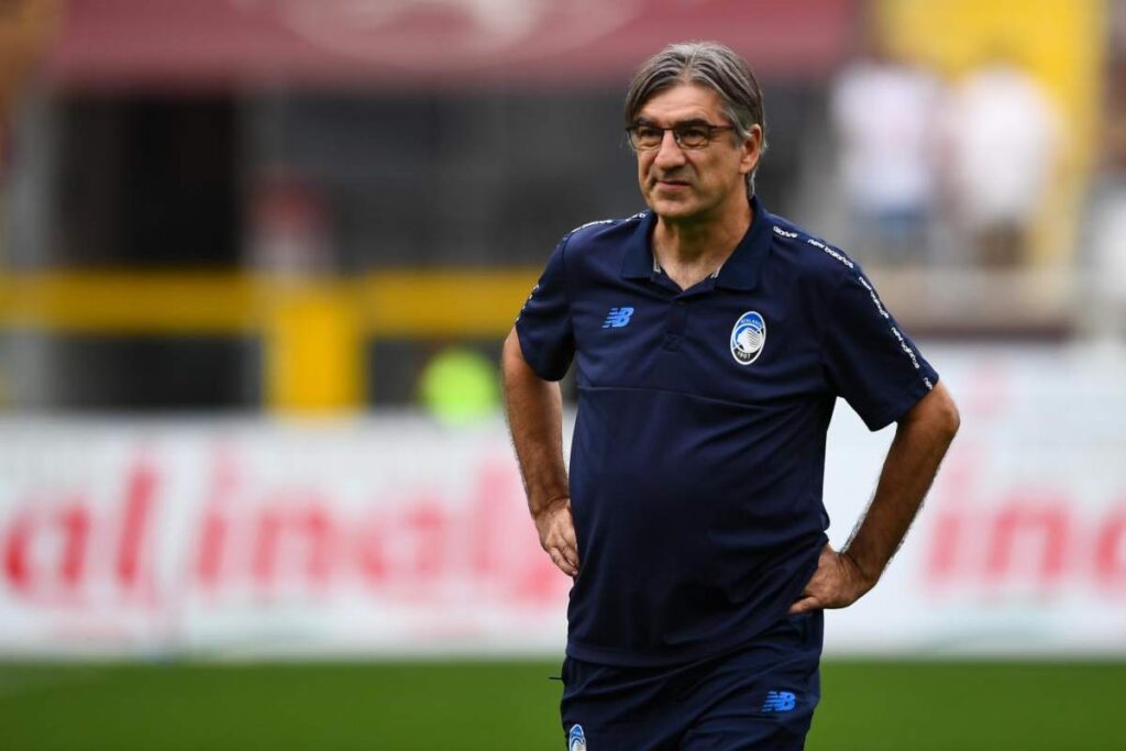 Juric in campo con le mani sui fianchi