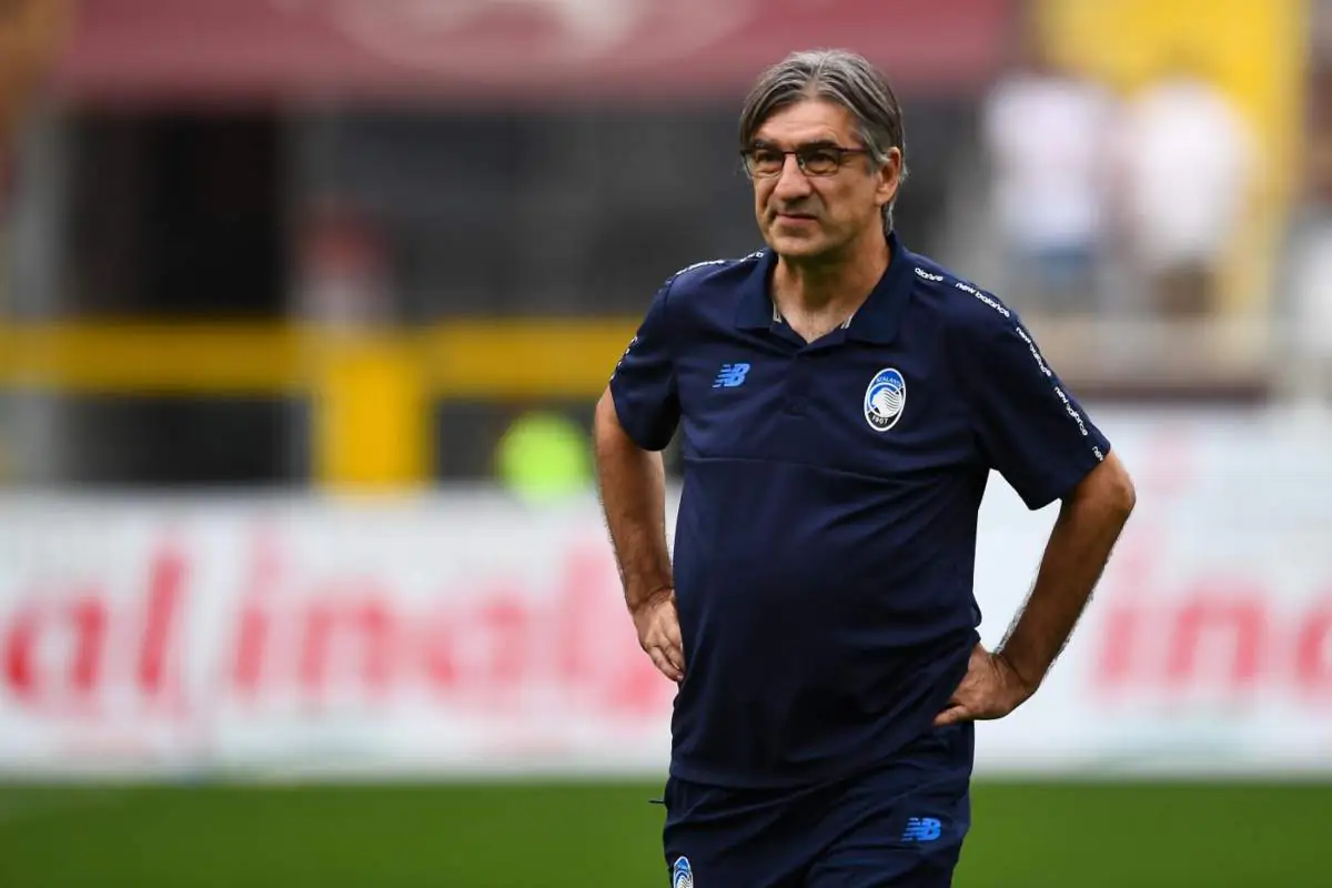 Juric in campo con le mani sui fianchi