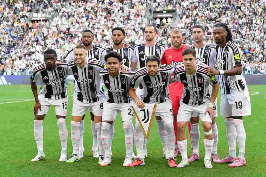 La formazione della Juventus in posa prima della sfida contro l'Inter