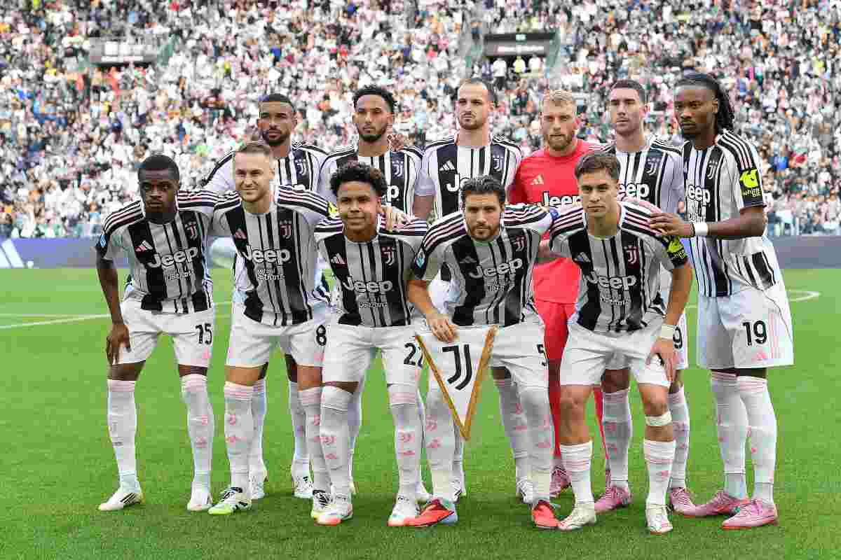 La formazione della Juventus in posa prima della sfida contro l'Inter