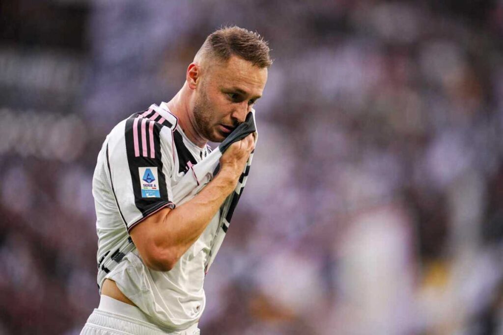 Koopmeiners si asciuga con la maglia