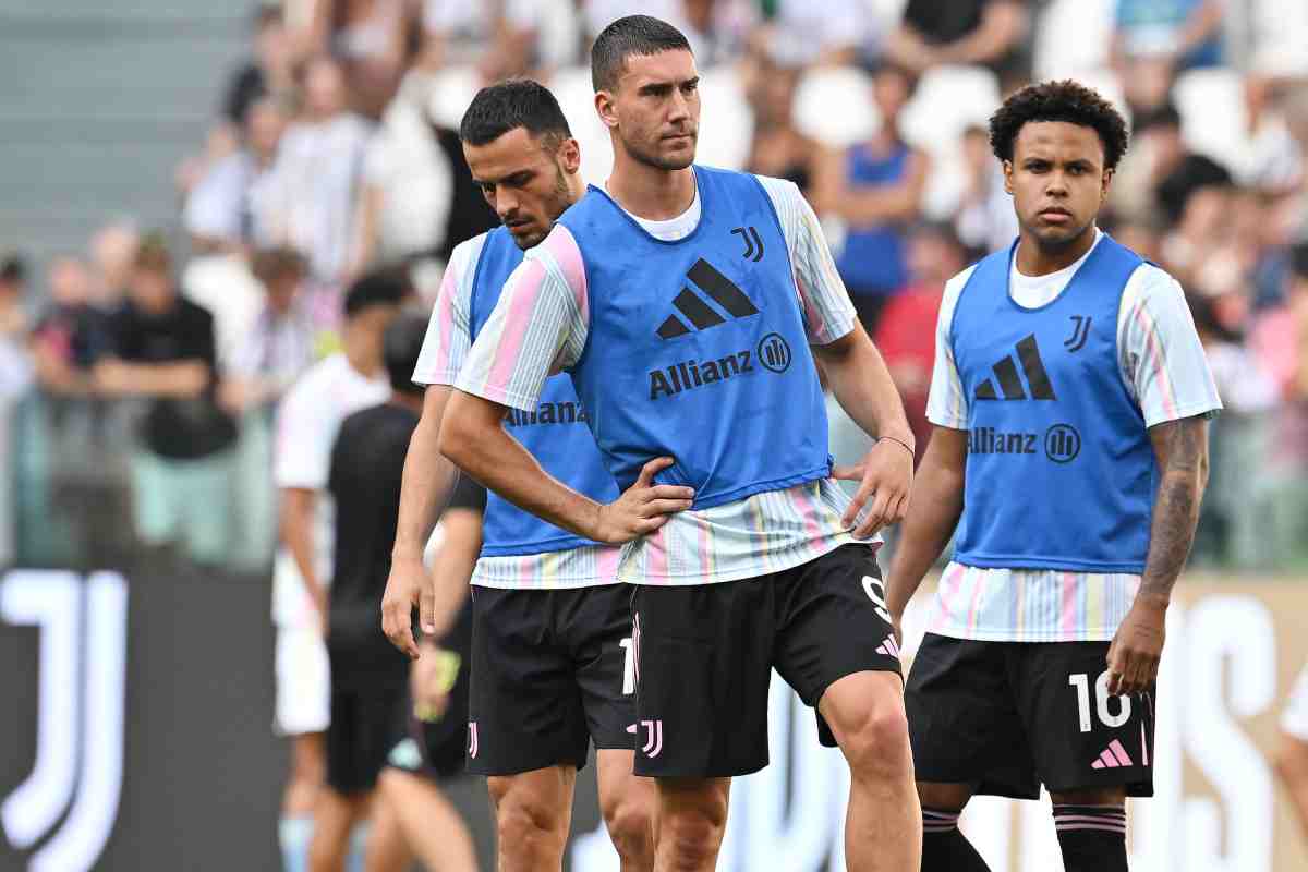 Kostic, Vlahovic e McKennie si riscaldano