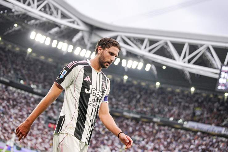 Locatelli pensieroso a bordo campo con indosso la maglia della Juventus