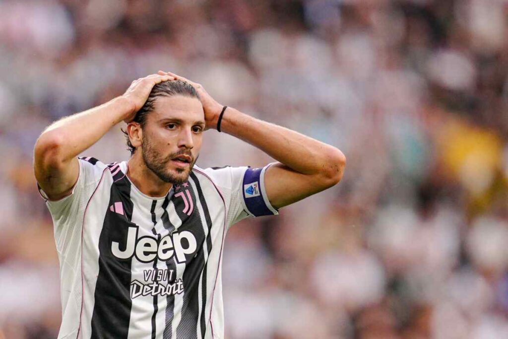 Locatelli in campo con la maglia della Juventus e le mani tra i capelli