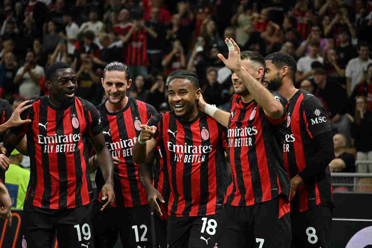 Il Milan festeggia in gruppo la rete di Nkunku contro il Lecce in Coppa Italia