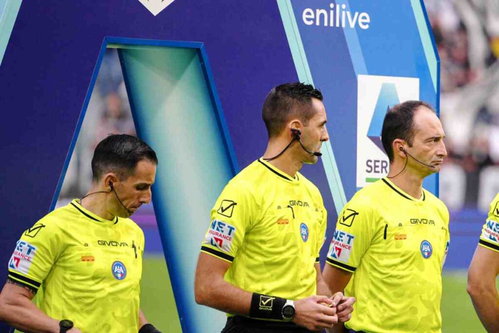L'arbitro Colombo tra gli assistenti Peretti e Perrotti