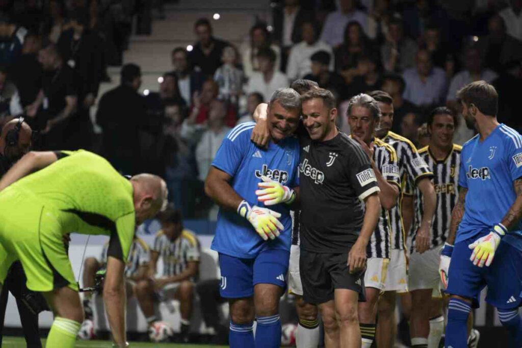 Del Piero abbraccia Peruzzi e alle spalle altri ex giocatori della Juventus