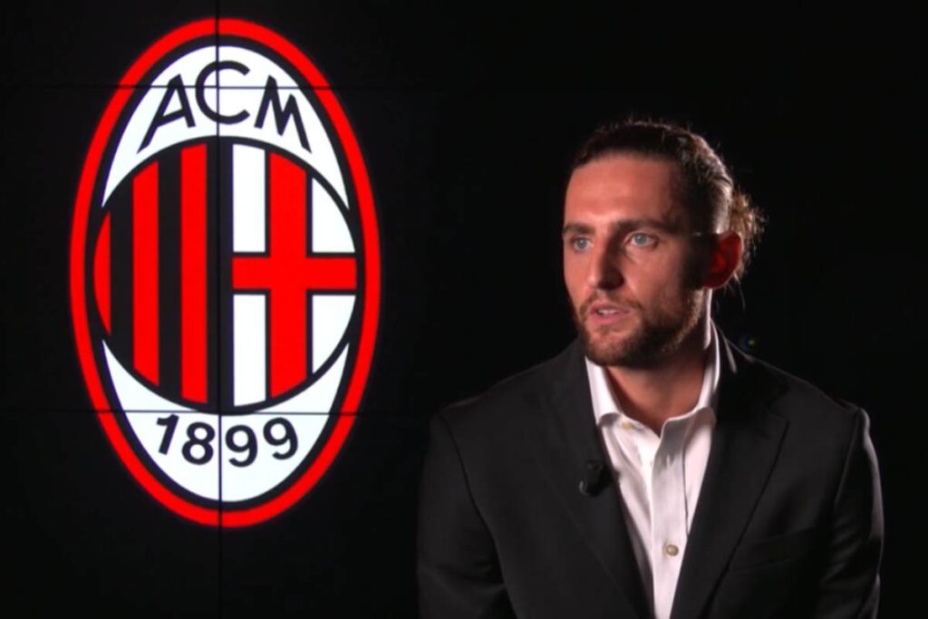 Rabiot con alle spalle il logo del Milan