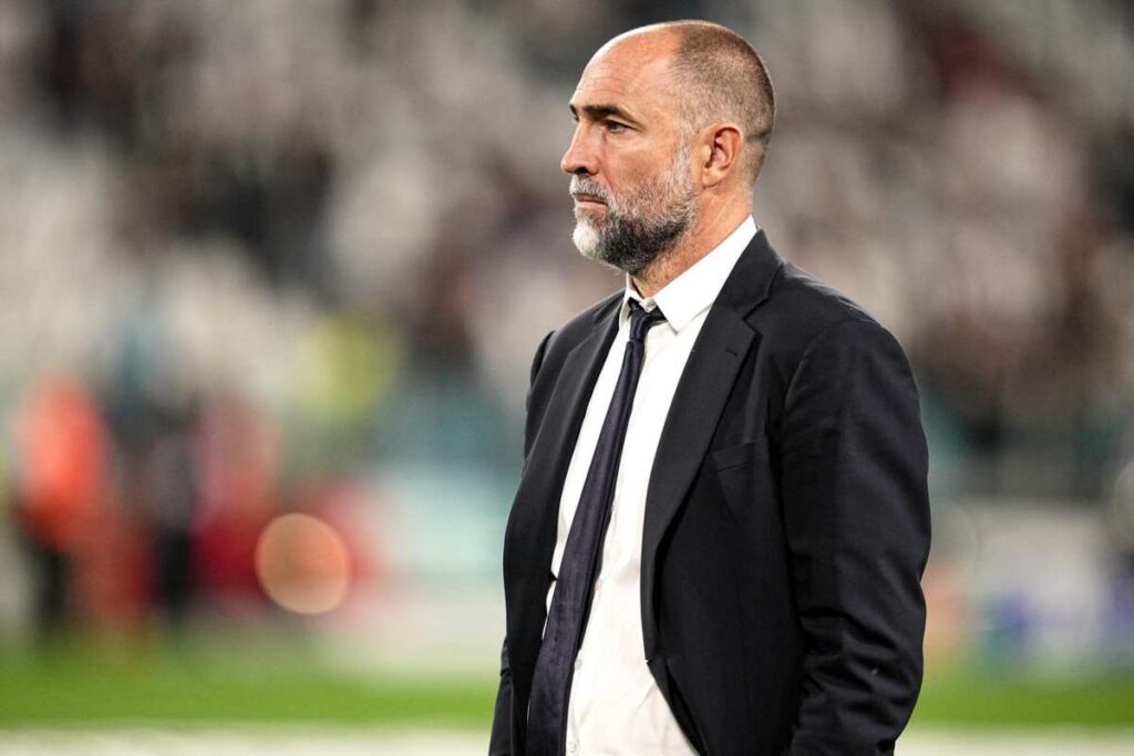 Tudor osserva con le mani nelle tasche