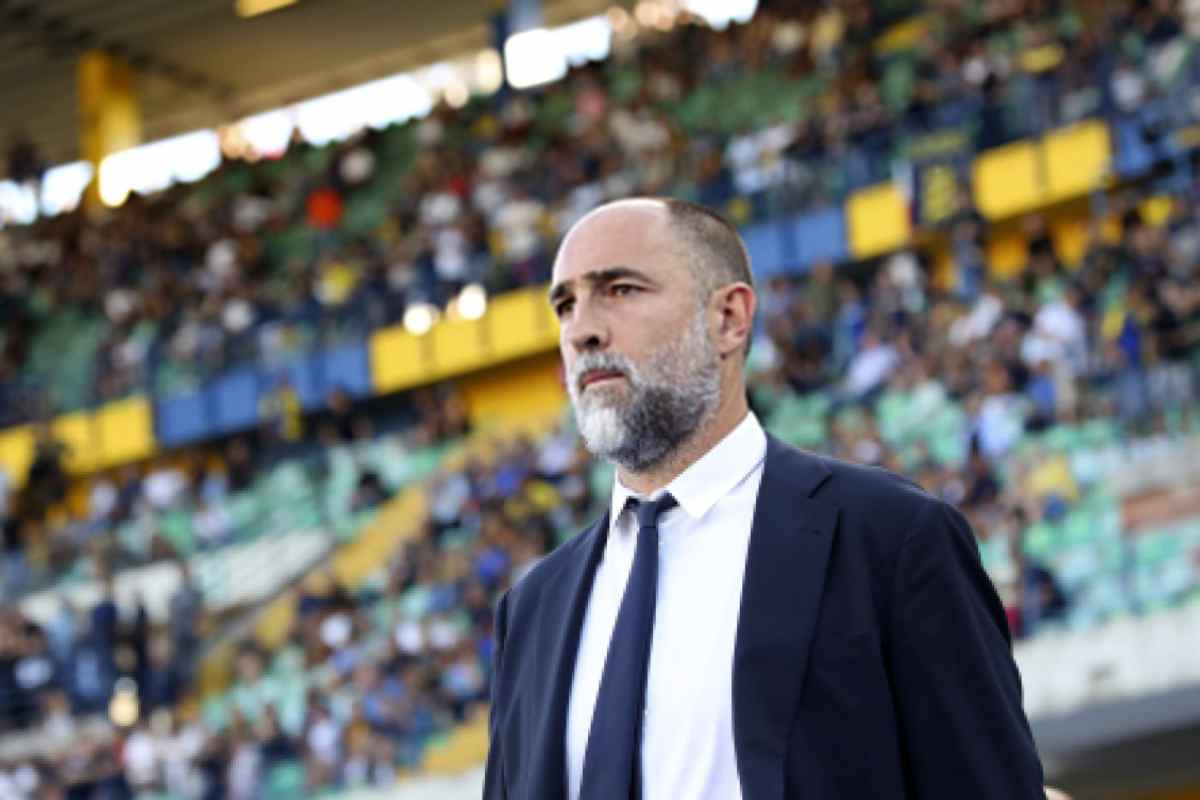 Tudor osserva da bordo campo