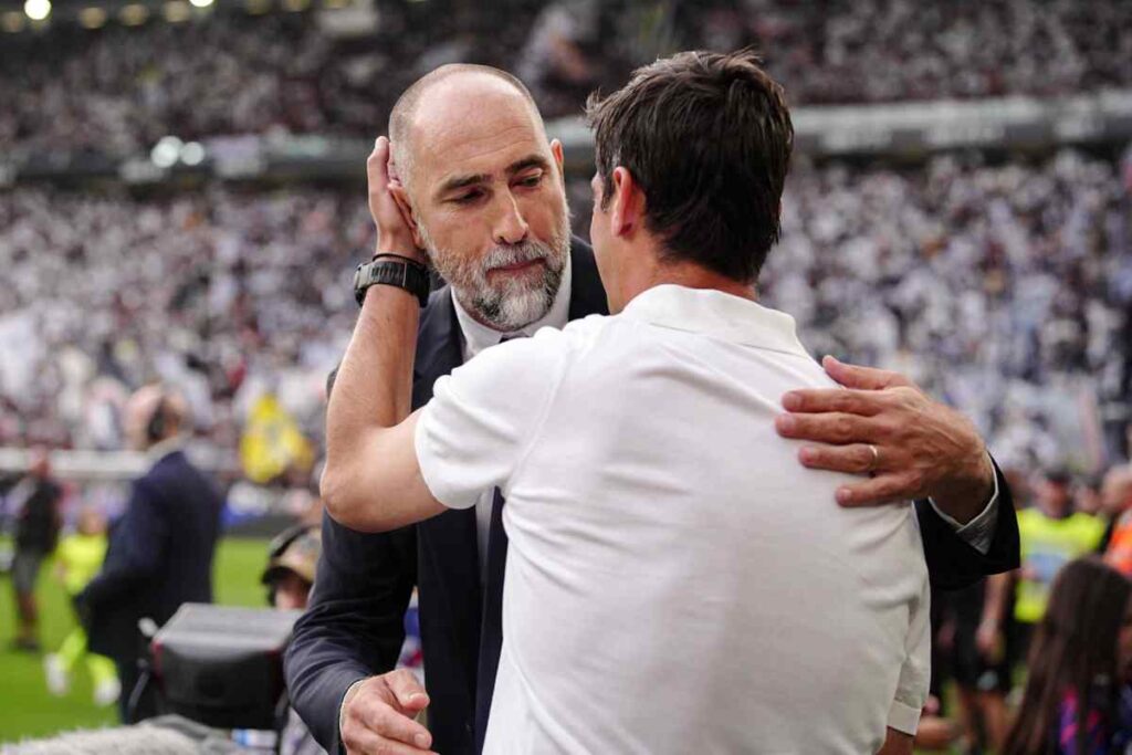 Tudor abbraccia Chivu prima del fischio d'inizio di Juventus-Inter