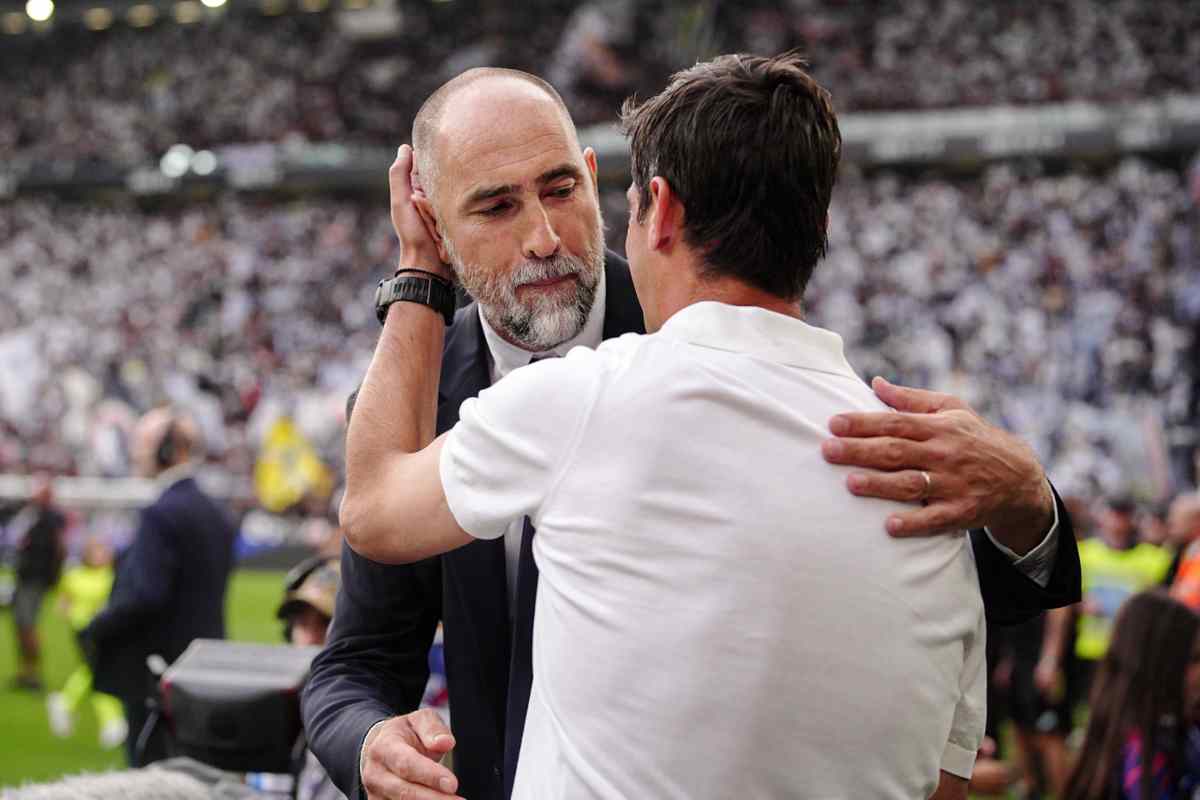 Tudor abbraccia Chivu prima del fischio d'inizio di Juventus-Inter