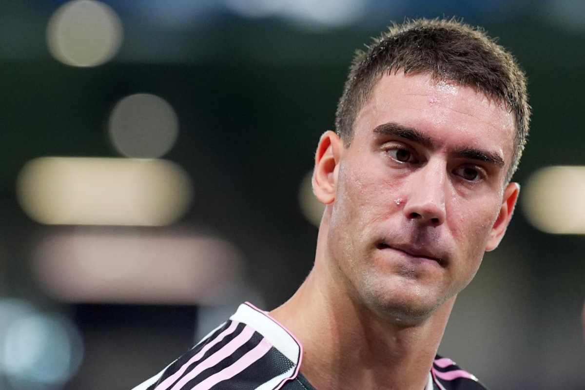 Vlahovic in campo con indosso la maglia della Juventus