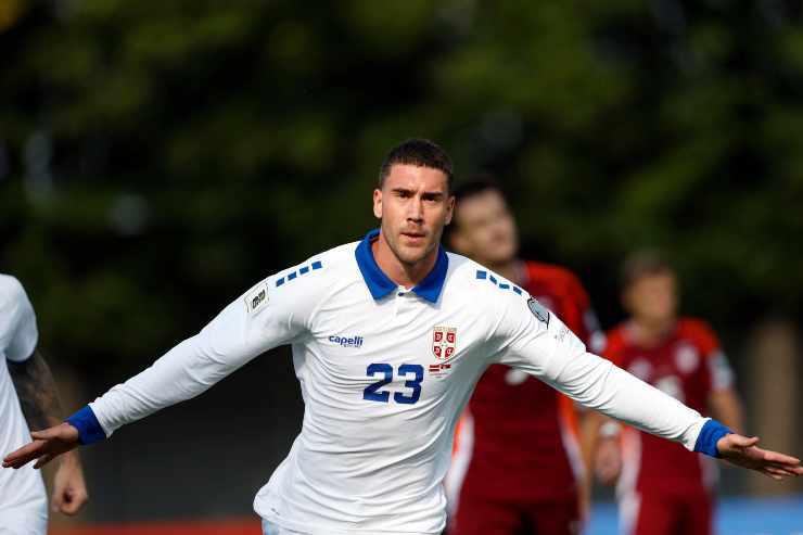 Vlahovic esulta con indosso la maglia della Serbia