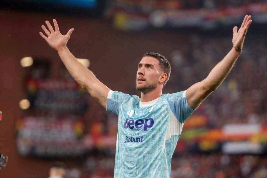 Vlahovic esulta con indosso la maglia della Juventus