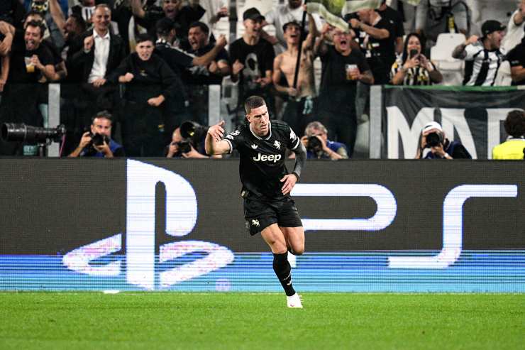 Vlahovic esulta con indosso la maglia della Juventus