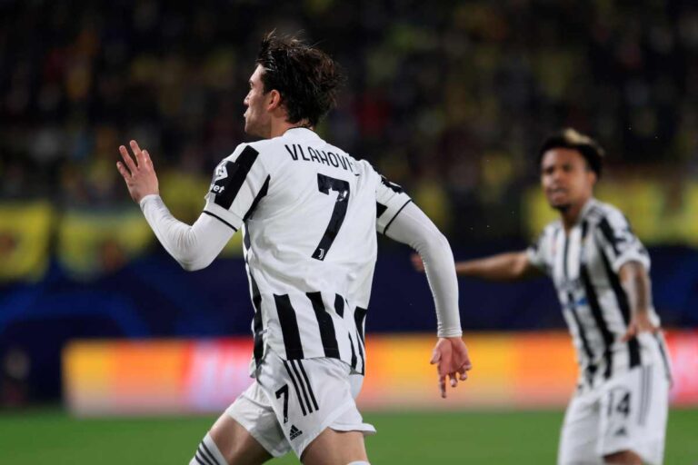 Vlahovic esulta dopo il primo gol in Champions League segnato contro il Villarreal