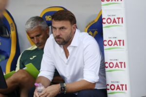 Zanetti pensieroso seduto in panchina