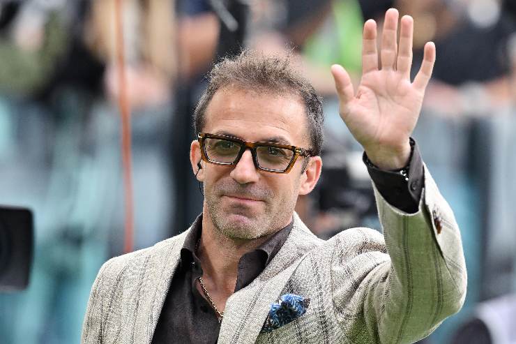 Alessandro Del Piero saluta i tifosi della Juventus durante una partita di campionato all'Allianz Stadium