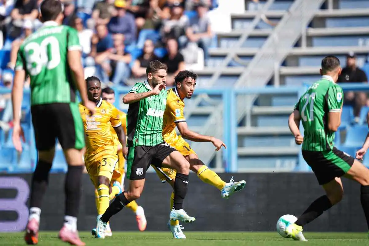 Atta dell’Udinese contrasta un giocatore del Sassuolo durante una partita di Serie A 2025 al Mapei Stadium.