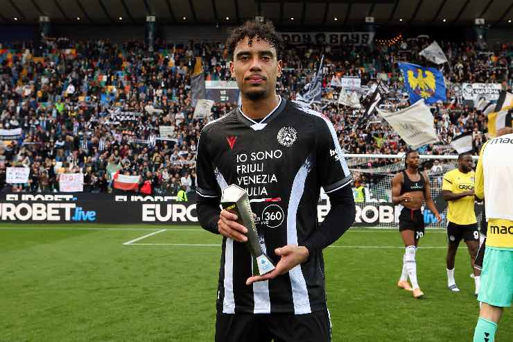 Atta dell’Udinese posa con il premio “Player of the Match” dopo la vittoria in Serie A 2025, allo stadio Friuli di Udine.