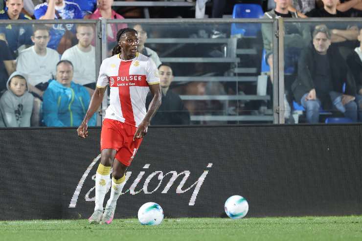 Brooke Norton-Cuffy, difensore dell'Arsenal, in azione durante una partita della stagione 2025. Il giocatore corre con la maglia bianca e rossa del Genoa.