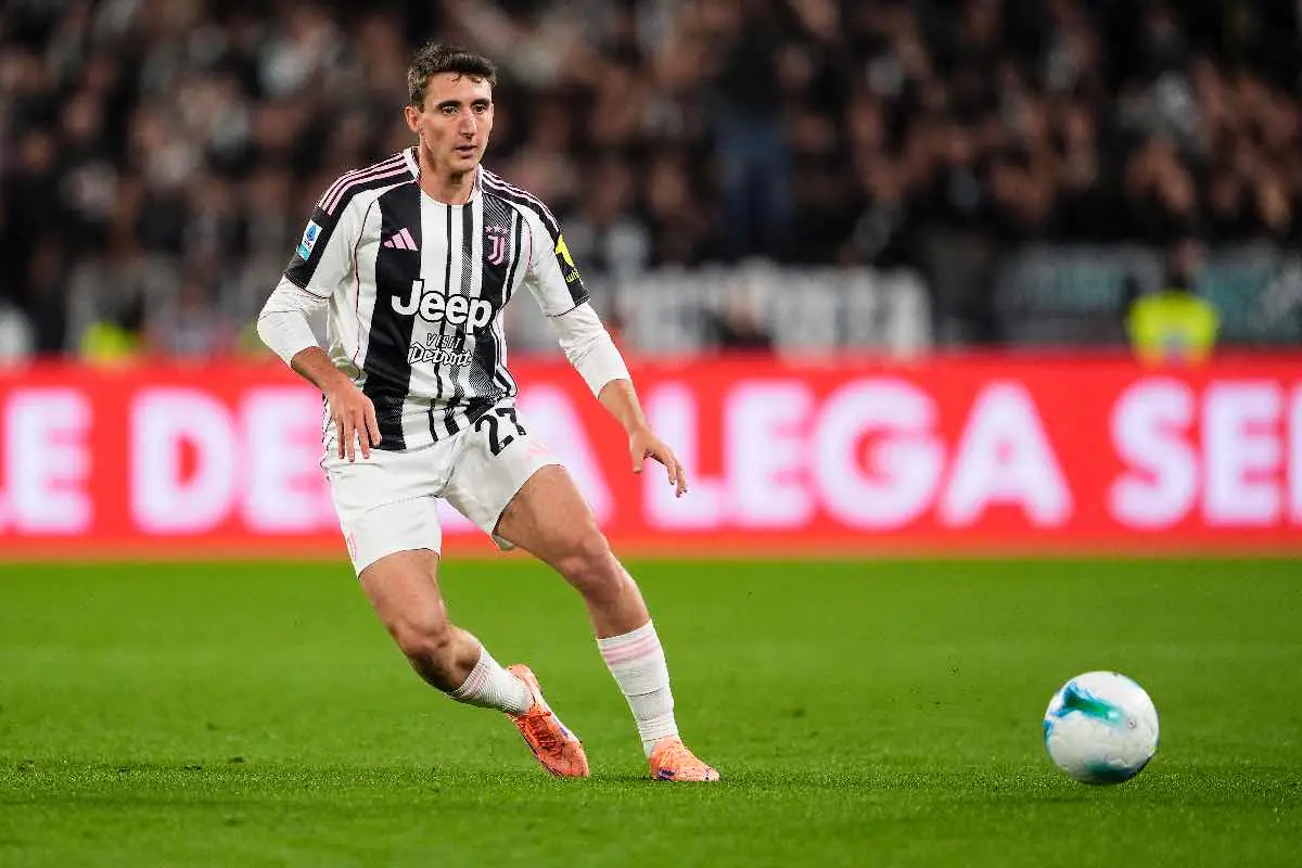 Andrea Cambiaso controlla il pallone durante una partita della Juventus allo Stadium nella Serie A 2025/26.