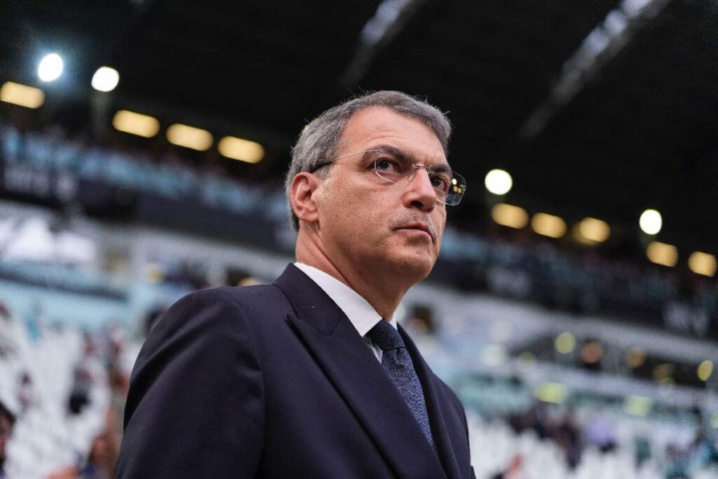 Damien Comolli osserva la partita della Juventus allo stadio durante la stagione 2025/2026.
