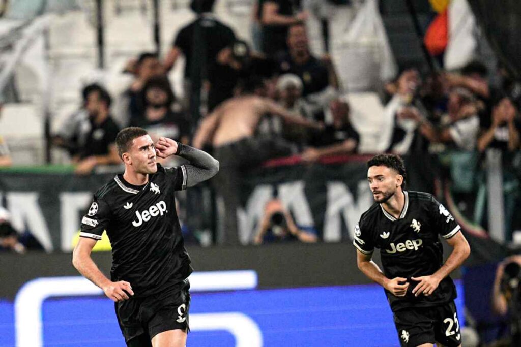 Vlahovic esulta dopo un gol con la Juventus