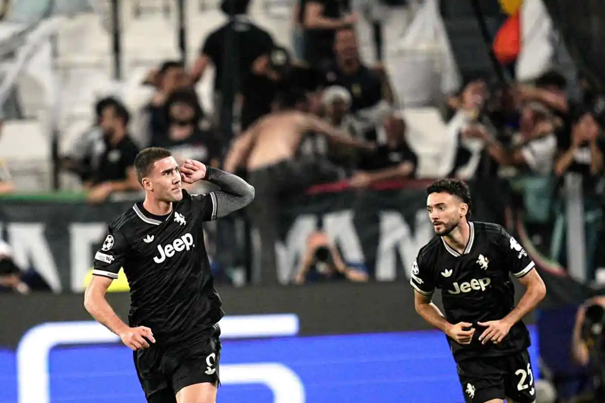 Vlahovic esulta dopo un gol con la Juventus