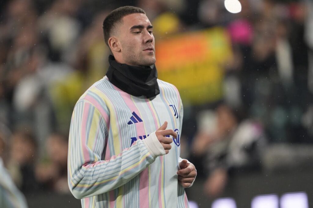 Dusan Vlahovic, attaccante della Juventus, si riscalda prima del match contro l'Udinese