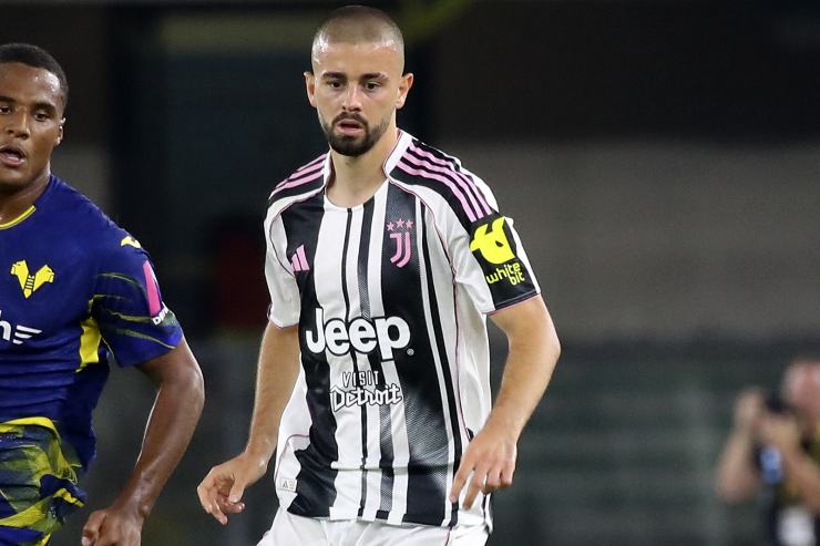 Edon Zhegrova in azione con la maglia della Juventus durante una partita di campionato allo stadio Bentegodi