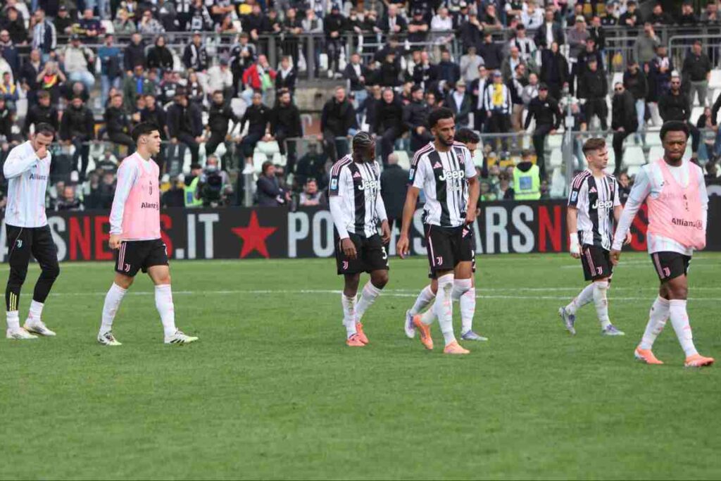I giocatori della Juventus a testa bassa dopo la sconfitta contro il Como allo stadio Giuseppe Sinigaglia