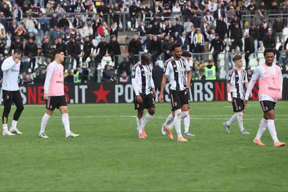 I giocatori della Juventus a testa bassa dopo la sconfitta contro il Como allo stadio Giuseppe Sinigaglia