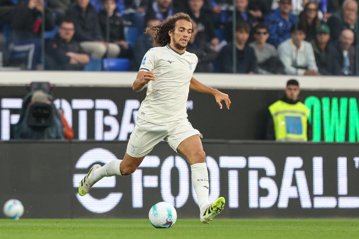 Guendouzi si prepara a calciare il pallone contro l'Atalanta