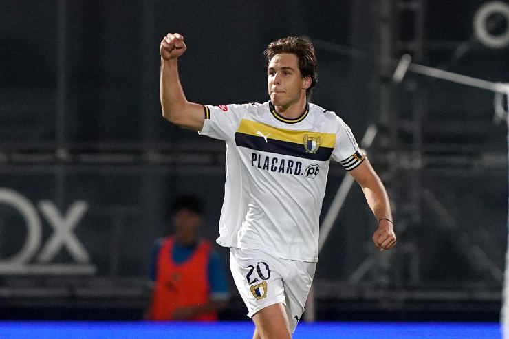 Gustavo Sá esulta dopo un gol con la maglia del Famalicão durante una partita della Liga Portugal 2025.