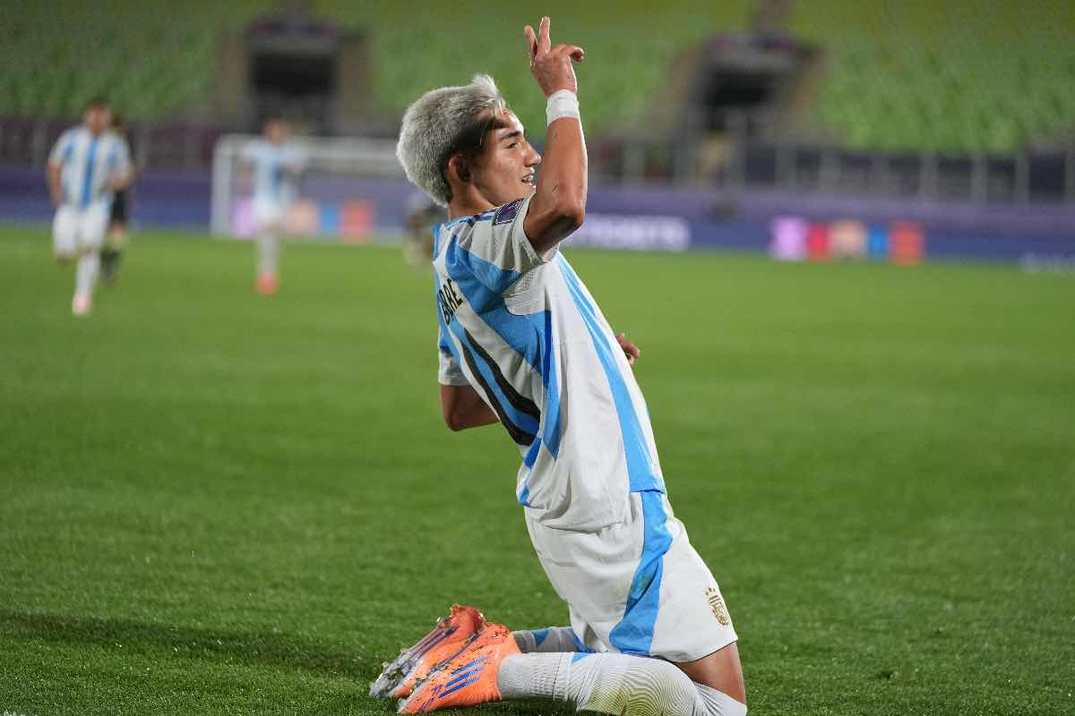 Ian Subiabre esulta scivolando in ginocchio dopo il gol segnato con l’Argentina al Mondiale Under 20 2025.