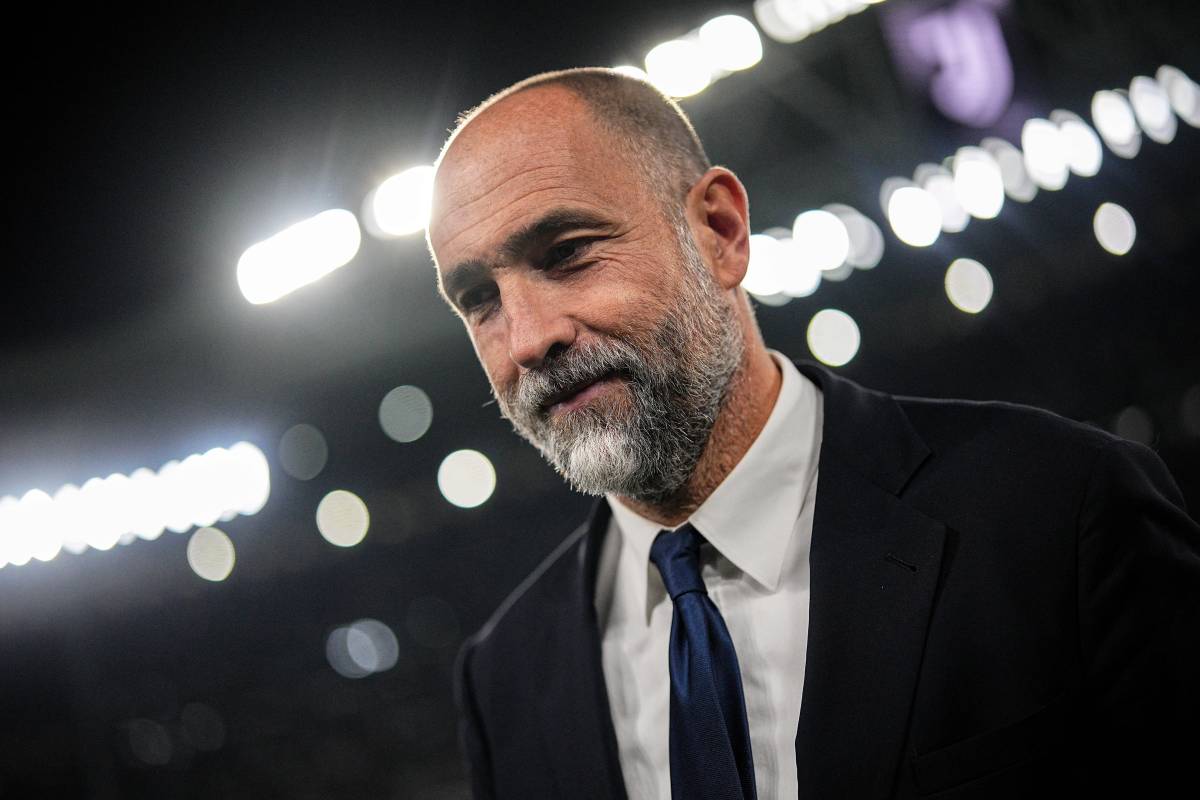 Igor Tudor sorride in panchina con la Juventus prima di una partita di campionato all'Allianz Stadium