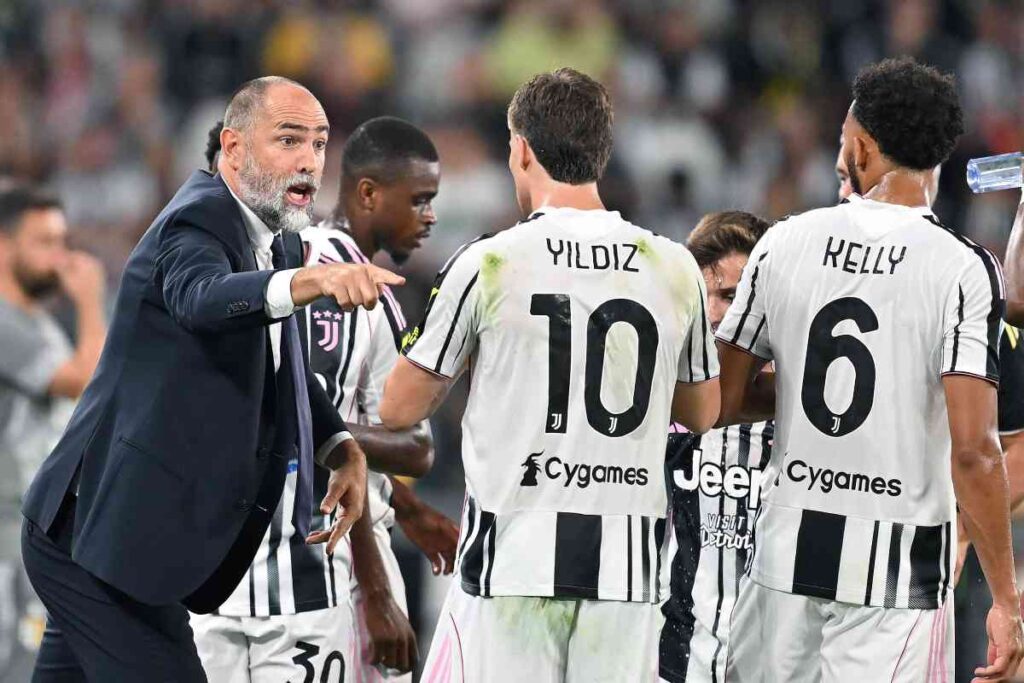 Igor Tudor dà indicazioni ai giocatori della Juventus durante una partita di campionato all'Allianz Stadium