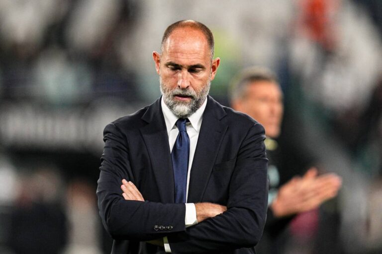 L'allenatore della Juventus Igor Tudor pensieroso prima della partita contro il Milan