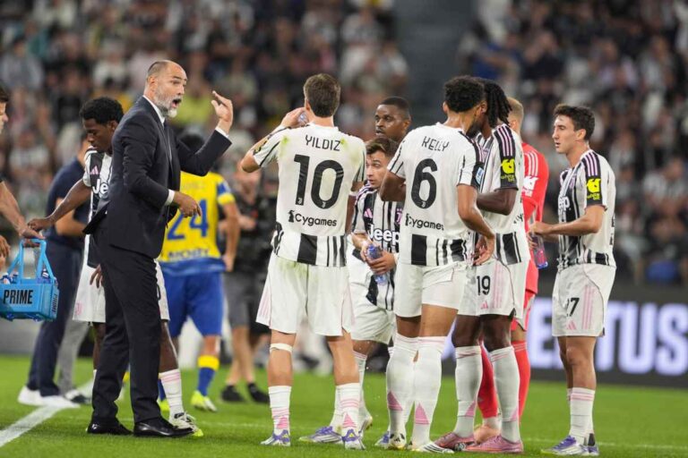 Igor Tudor, allenatore della Juventus, fornisce indicazioni alla sua squadra nel corso della gara casalinga contro il Parma