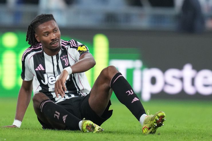 Khephren Thuram, centrocampista della Juventus, seduto sul terreno dell'Olimpico nel corso del match contro la Lazio