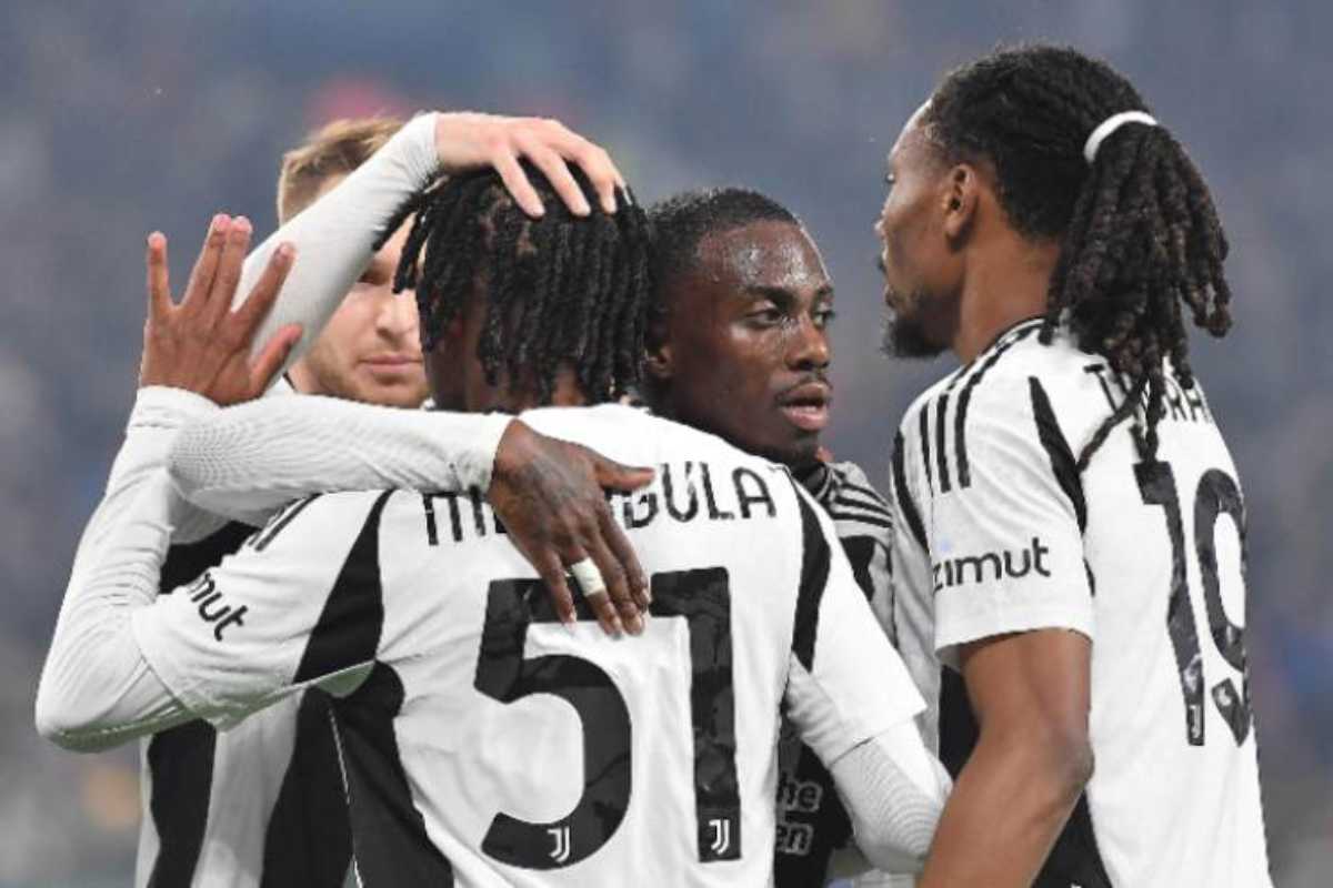 Giocatori Juventus si abbracciano