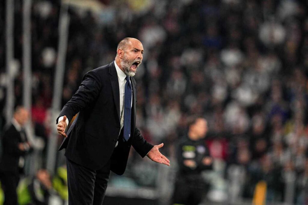 L’allenatore della Juventus Igor Tudor dà indicazioni dalla panchina durante una partita di Serie A 2025.