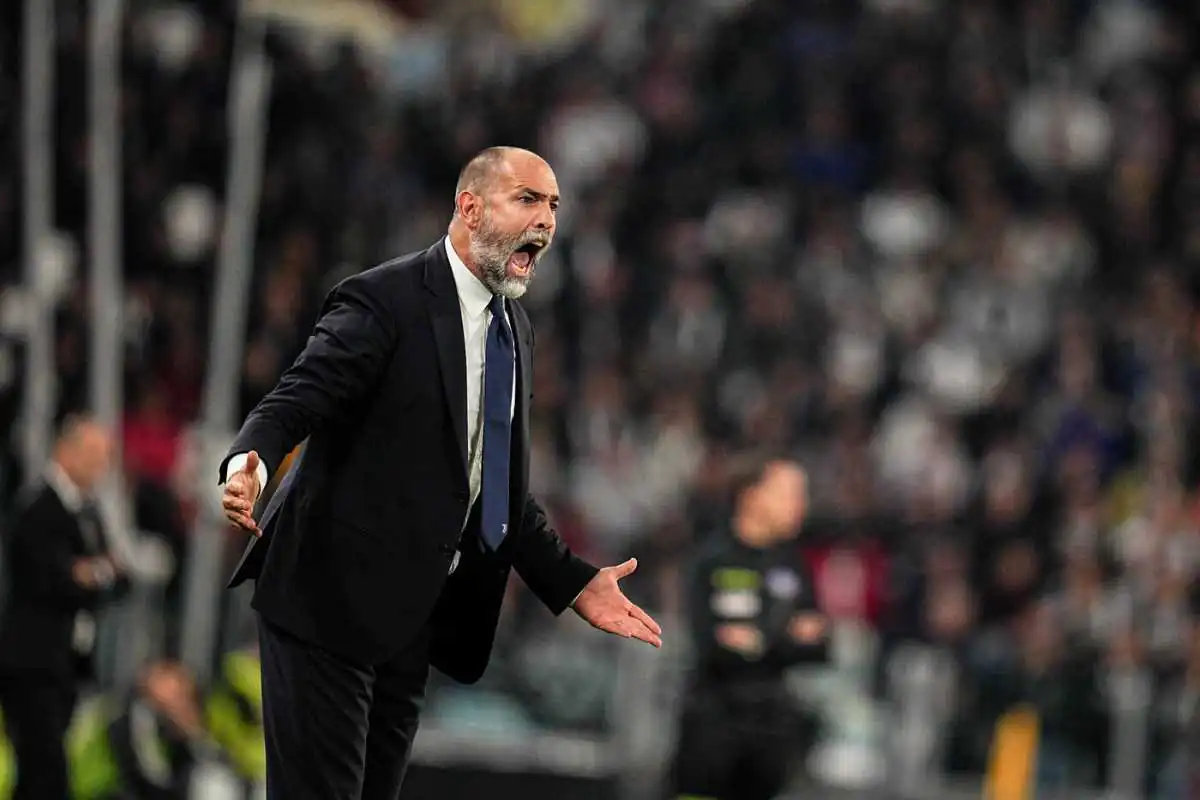 L’allenatore della Juventus Igor Tudor dà indicazioni dalla panchina durante una partita di Serie A 2025.